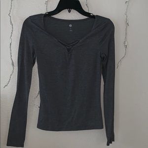 grey long sleeve shirt